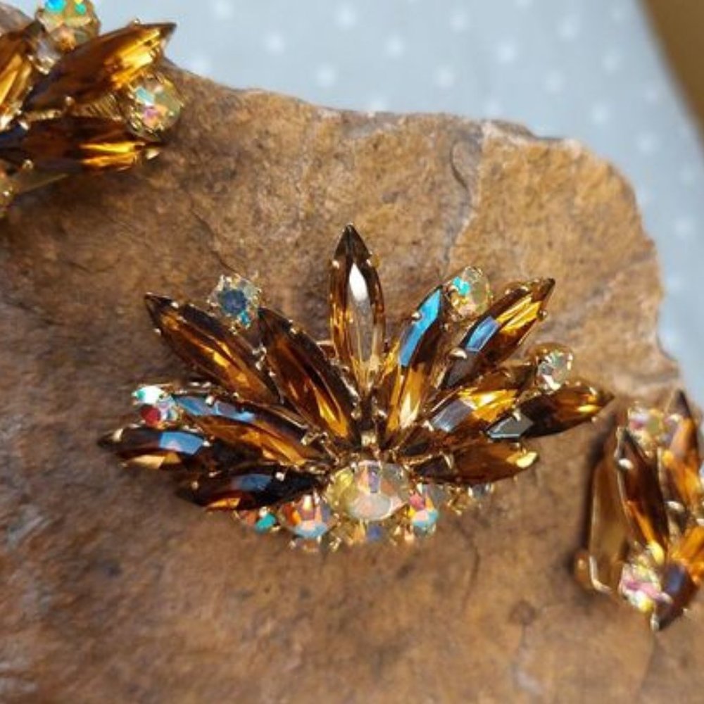 SWAROVSKI CRYSTAL AMBER AURORA BROOCH EARRINGS VINTAGE JEWELRY SET.